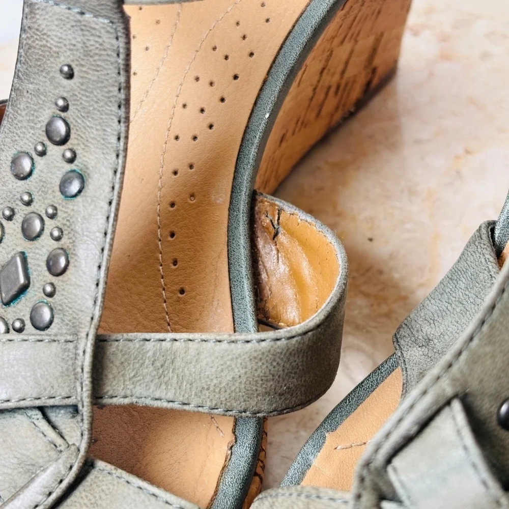Clarks Women's‎ 9.5 Miami Beach Green Wedge Sandals Leather Embelished Cork